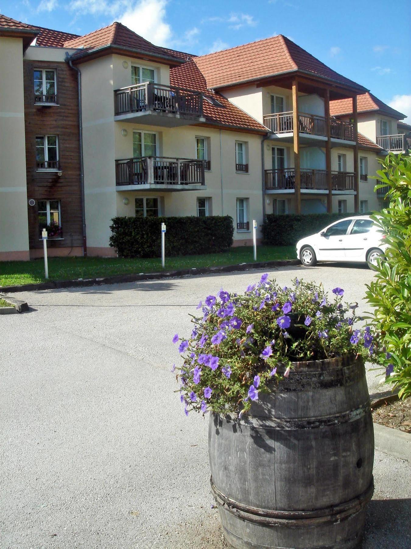 Residence Vtf Les Allees Du Green Levernois Exterior photo