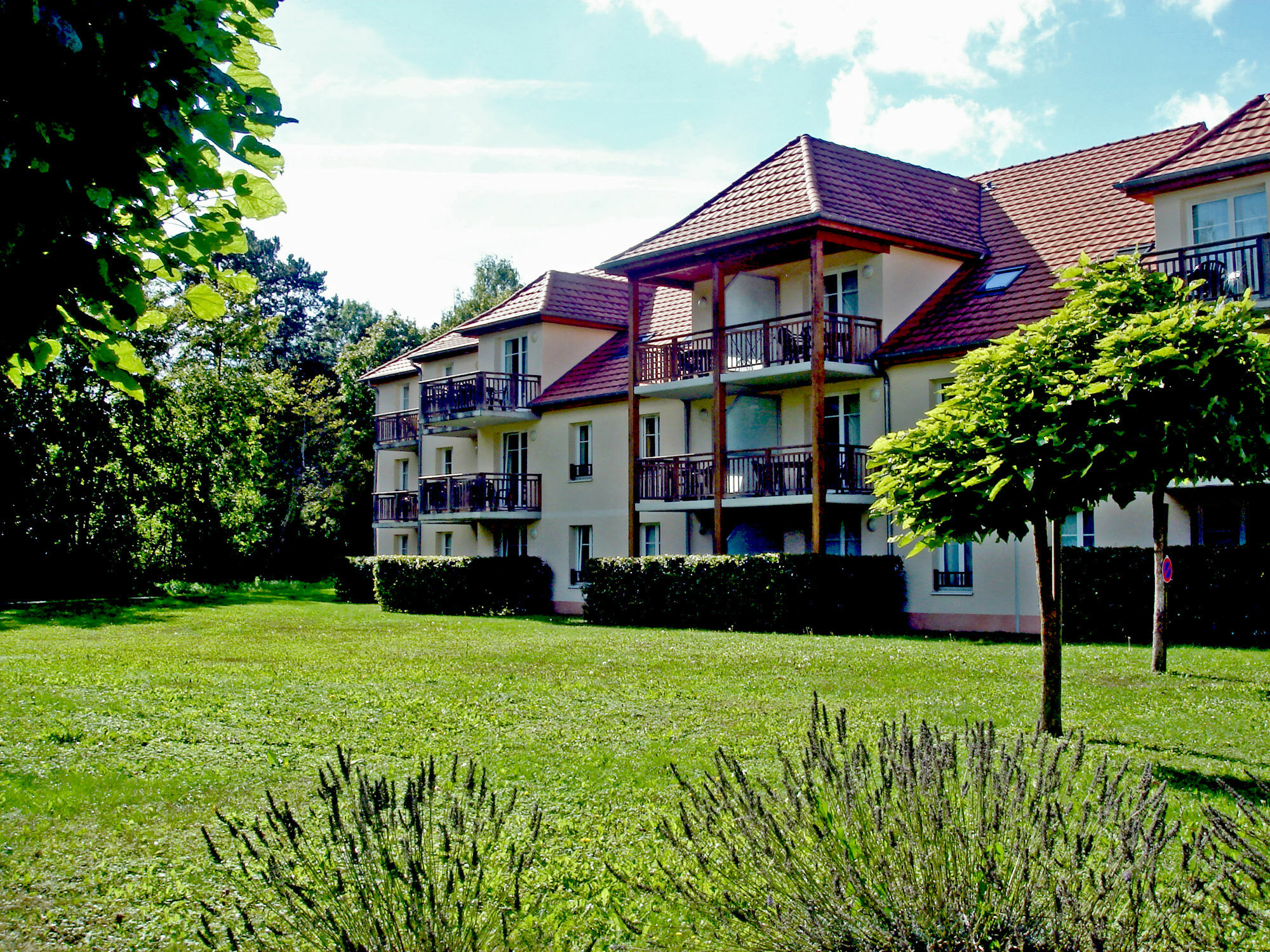 Residence Vtf Les Allees Du Green Levernois Exterior photo