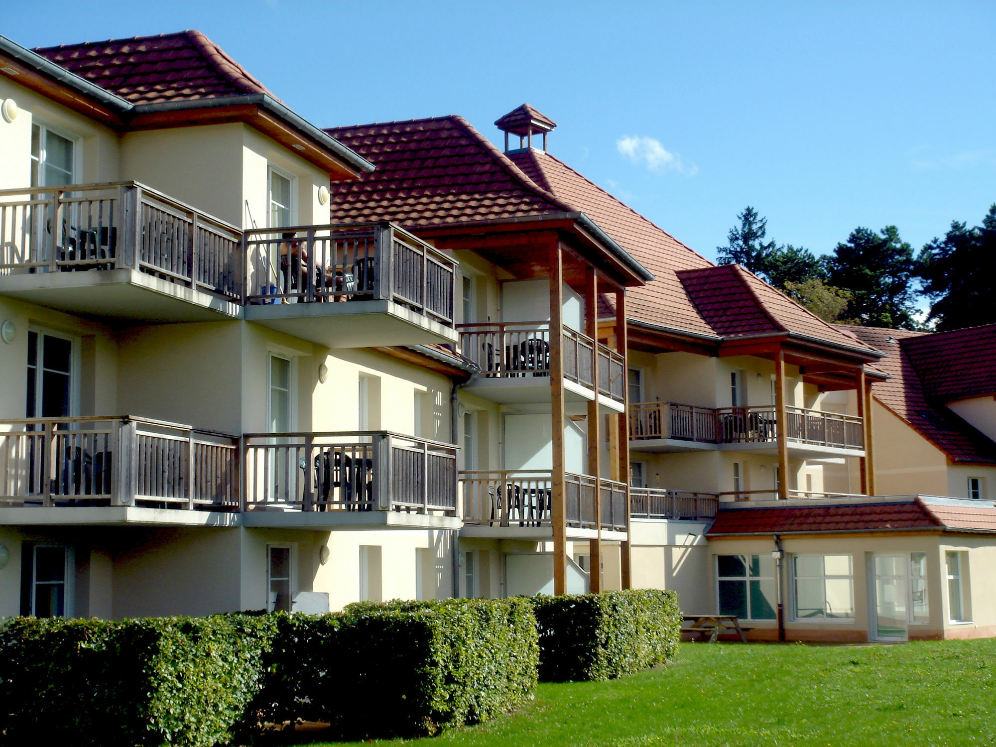 Residence Vtf Les Allees Du Green Levernois Exterior photo